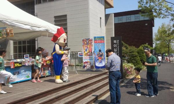 파주출판단지에 마법천자문의 탄생지가 있다는 거 아는지. 손오공 녀석 인기가 나 혼세보다 앞서더군.췟.근데 자세히 보니 꼬마친구들의 최대 관심은 오공녀석의 꼬리더군.푸하하~