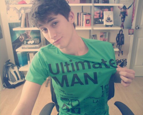 nahu842's tweet photo. con mi mejor remera!!!:D http://t.co/zhhOL4Zu