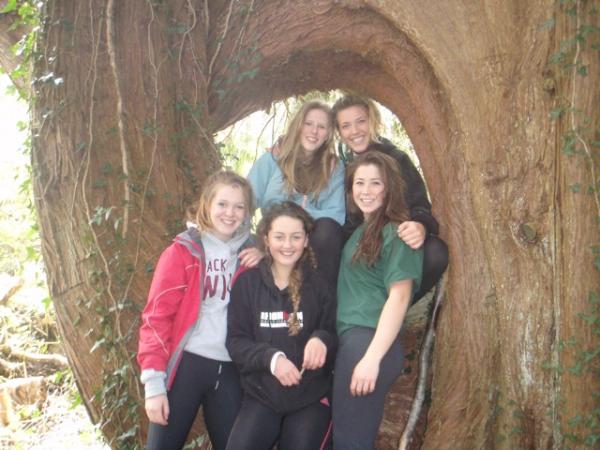 CharlotteLowry1's tweet image. #dukeofedinburgh #cooltree #posin #sunny #sportsleggings #sorelegs #24kmlater #beargrylls