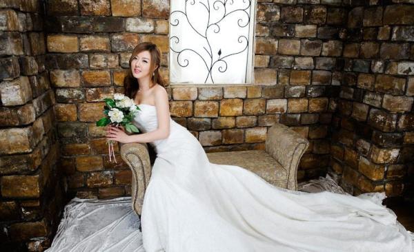 hwangisHOT's tweet photo. white strapless wedding dress http://t.co/lX8iJCI1