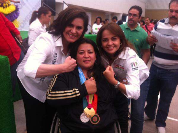 redmebt's tweet photo. Deportistas hablan de @EPN y sus senadoras @mariaelenabt  y @analiliaherrera , como la esperanza nacional. http://t.co/bfu3tfJg