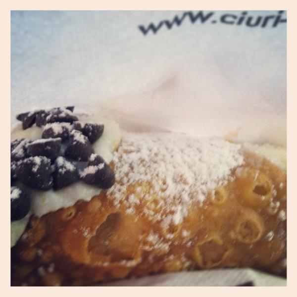 3broadsabroad's tweet photo. Molto bene cannoli a Roma! http://t.co/CbM9KCQu