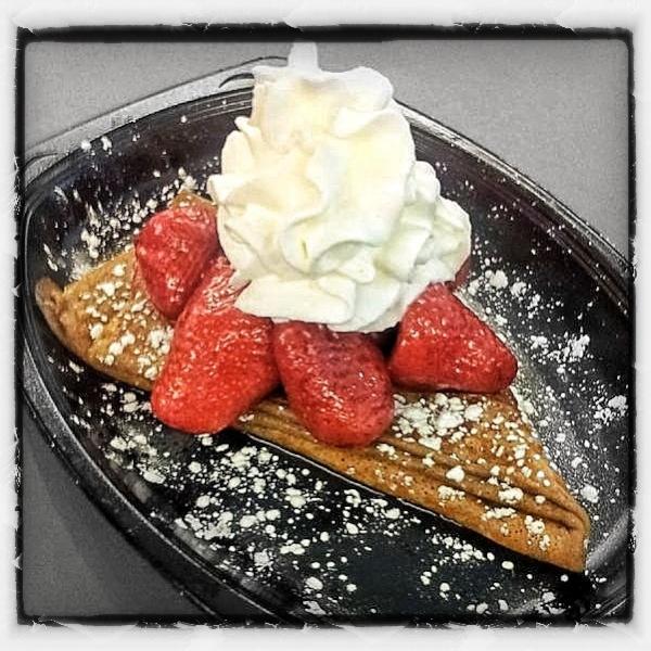 SkyCrepers's tweet photo. Simple &amp; delicious... The Neck'd with Strawberries http://t.co/l5O0bsrY