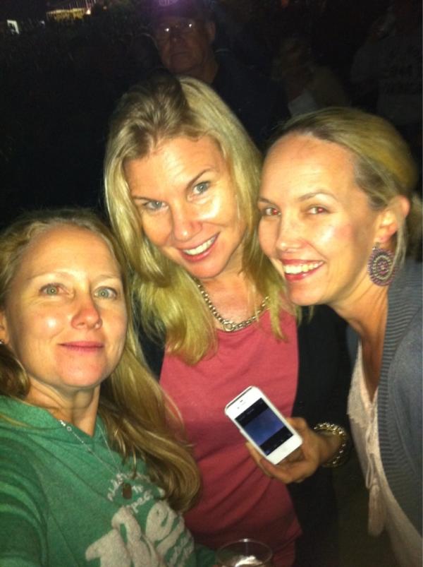 kellit73's tweet photo. @julialwillis best day ever! Awesome weather, yummy nibbles, plenty of beer/wine &amp; loads of good 80s rock http://t.co/f7f8JJ66