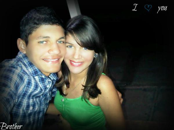 Rosmereina18's tweet photo. Hermanos; Relacion complicada Pero es la mejor <3 http://t.co/nII0Uu5u