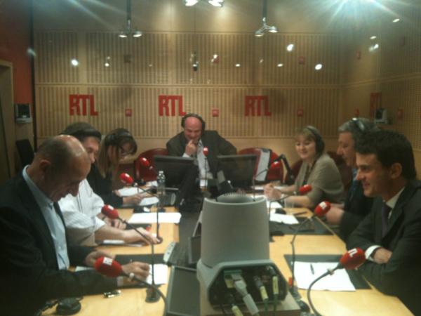 RTLFrance's tweet photo. #rtl2012 @manuelvalls @partisocialiste s'installe en studio avec @jmaphatie, live video ici : http://t.co/tqYhpADD http://t.co/HBFlY3Ti