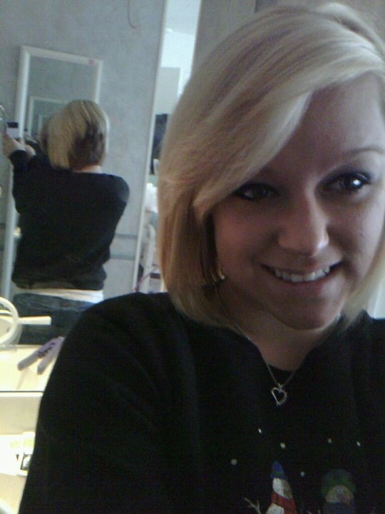 ksmith2230's tweet photo. I'm terrified. Sedarias bleaching my hair 😳 eeeekk! This hair soon :) http://t.co/Cf6pM3Qx