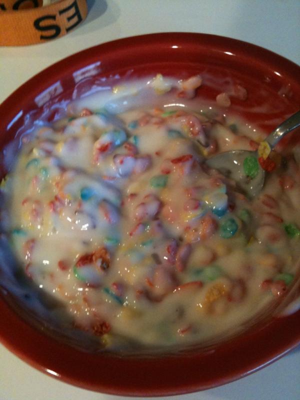lindseybeisner's tweet image. Fruity pebbles and yogurt; possibly the best thing I've ever come up with #sososogood
