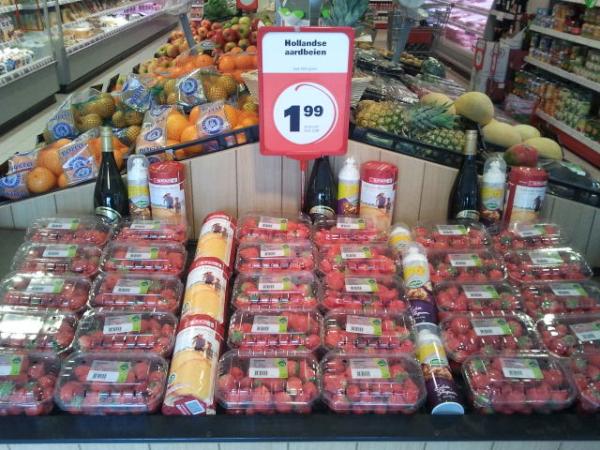 Hollandse Aardbeien bij #spar per bakje 1,99. #hollands #lekker