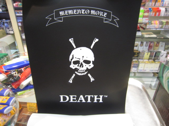 自由が丘 たばこのいづみや 紙巻たばこ Death のポスターが届きました 正直かっこいいデス 大きさは幅約２１ｃｍ縦約４４ｃｍデス １カートンに１枚お付けいたします 入荷数が少ないデスのでお早めにどうぞ たばこ 紙巻タバコ タバコ Death