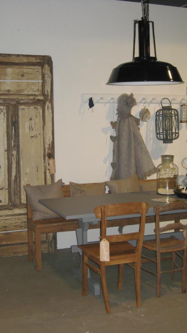 YesterdayZ2's tweet image. Zo'n robuuste lamp maakt je tafel helemaal af -