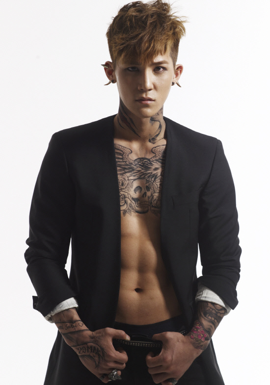 DMTN_France's tweet photo. {PHOTO} ○ 120508 Simon - Photo teaser pour le comeback http://t.co/6r2WKjjY