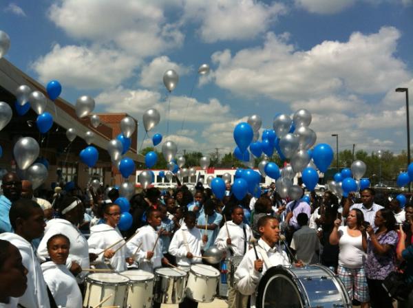 Detroitk12's tweet photo. Parker drumline sets up the Mackenzie balloon release, celebrating new $21 mill school. http://t.co/DwxEFEx6