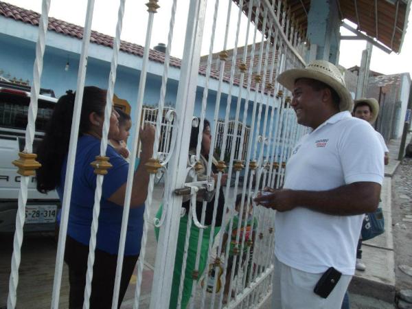 EdgardoRomanPAN's tweet photo. Escuchando a las personas El Corcovado estaremos dandoles propuestas de soluciones a todos sus problemas #TodosxAutlan http://t.co/wYLYAGa2