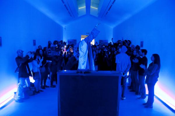 imyouare's tweet photo. LOOKY // Sébastien Tellier does a sorta Jesus appearance on a gallery in Paris http://t.co/mIPXhqcW
