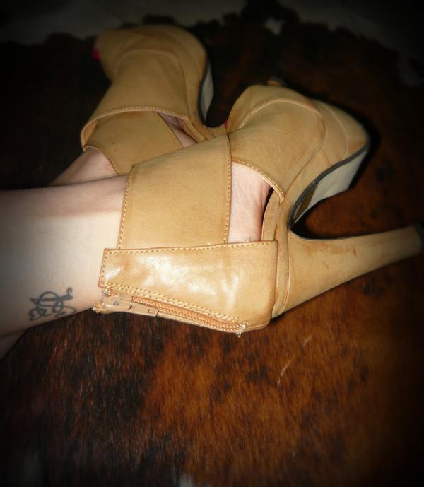 CarlaLeo82's tweet photo. my shoes..my tattoo http://t.co/A4eFFbzm