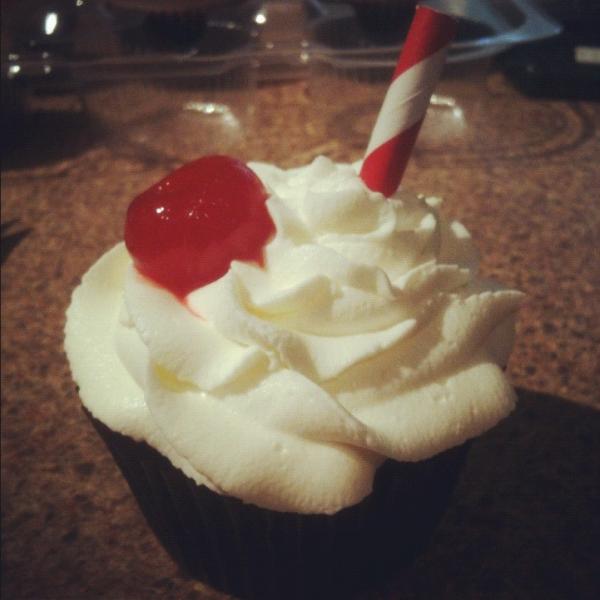 twistedfrosting's tweet photo. Cherry Coke Float w/cherry filling http://t.co/wm4GGB81