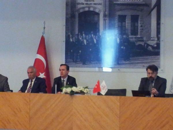 BeyogluMem's tweet photo. Itü rektorunu dinliyoruz... http://t.co/gBW3pulV