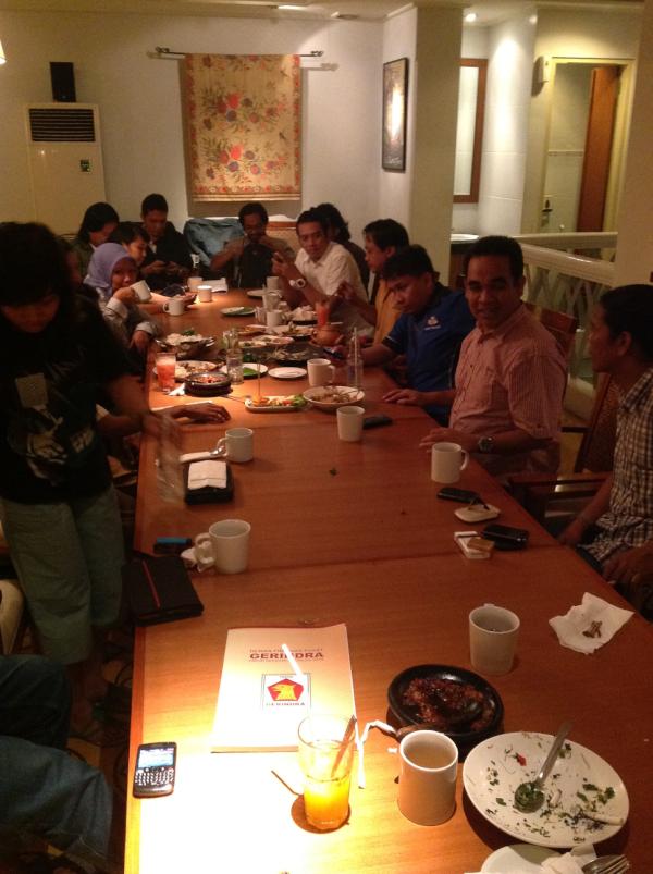 Ahmad Muzani (@muzanigerindra) on Twitter photo Tadi malam saya makan malam bersama teman2 wartawan di sela masa reses saya sebagai Anggota DPR-RI <a href="/Gerindra/">Partai Gerindra</a> Tadi malam saya makan malam bersama teman2 wartawan di sela masa reses saya sebagai Anggota DPR-RI <a href="/Gerindra/">Partai Gerindra</a>