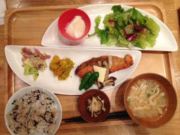 tantan1007's tweet photo. 二子玉ライズで、打ち合わせの後のランチ。
今日はバランスのいいごはん。
#ol_lunch http://t.co/Mon5V9uU