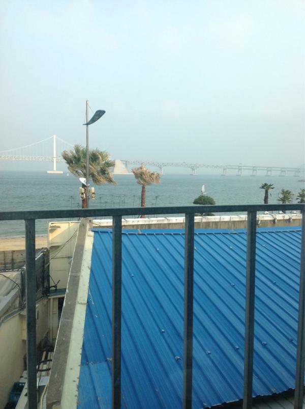 superpjg's tweet photo. 광안리 커피샾에서..... http://t.co/Nlq4VTOt