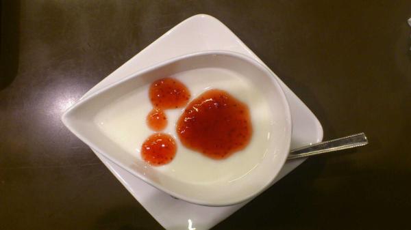 ebnmke's tweet photo. 杏仁豆腐なう～(ノ≧∀)ﾉわぁ〜い♪ http://t.co/o9Up8BzR