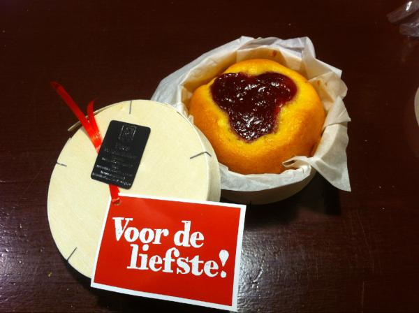 BakkerijDees's tweet photo. koop nu een Cake Voor moeder(dag) http://t.co/gxRUva0Y