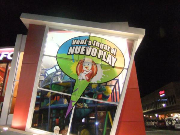 @SteinarJOlsen Samme konseptet finnes i Kentucky Fried Chickens barnemaskot. Plakaten fra Costa Rica sier: "Kom og lek"