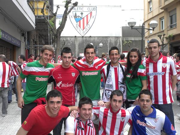 JonPereda's tweet photo. Preparando la finalisima.. ATHLETICC!!! vaya ambientazo en bilbao! @AMakaia_ @Btobalina @jonangoros @Mikel_rr http://t.co/ERjnXUoN