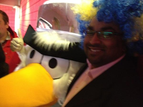 Äntligen får jag gosa med en RIKTIG maskot