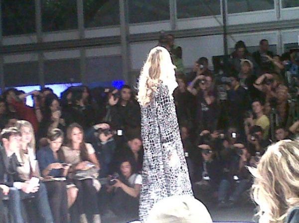 MezzaFilm's tweet photo. En directo desfile lila vargas http://t.co/cA9lF3Af