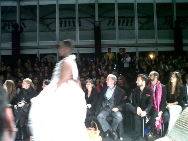 MezzaFilm's tweet photo. Desfile lila vargas http://t.co/z4X6pggw