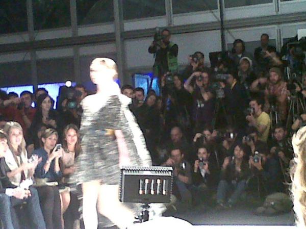 MezzaFilm's tweet photo. Desfile lila vargas http://t.co/B3qh5QXN