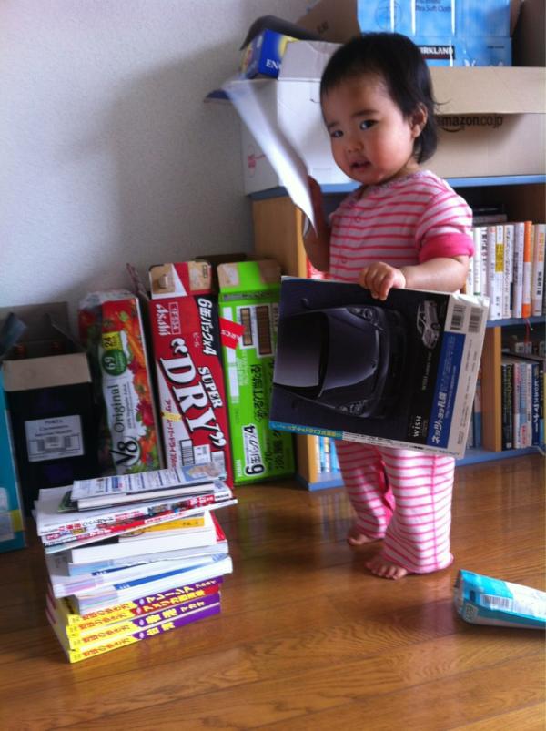 maemi47's tweet photo. 前は本を床に出し放題だった娘が、本を並べて出しまくってる。これも成長してる証なんだなぁとおもった瞬間。 http://t.co/TyFLFNo0