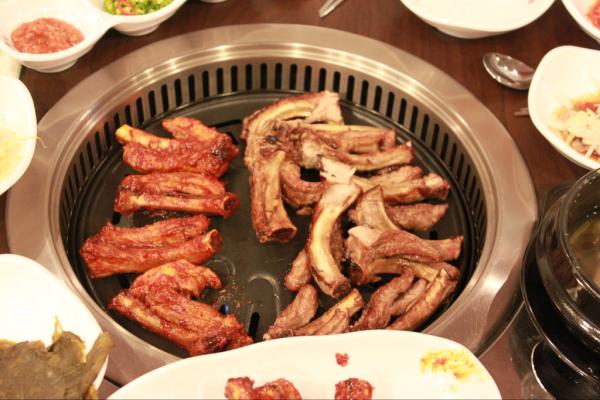 매운 쪼갈비와  바베큐  쪽갈비 ㅋ
너무 맛있어여 ~~~~