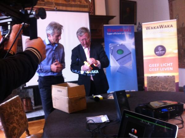 De eerste WakaWaka solar lampen helemaal uit China zijn net overhandigd in Haarlem check!