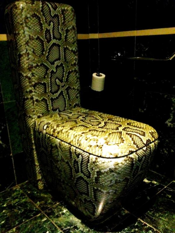 世界のトイレから。第二回。ヘビ柄トイレw