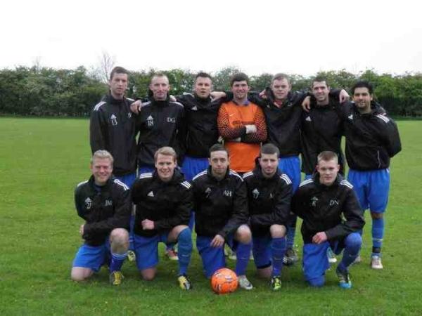 BroxbourneAthFC's tweet photo. End of season picture of most of the team! http://t.co/rRAEDJaY