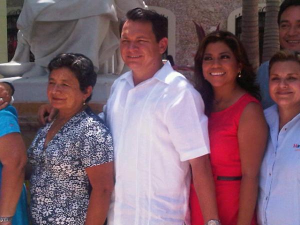 wenyamil's tweet photo. Celebrando en el monumento a la Madre en companîa de Huacho y mi suegra. "Felicidades a todas" http://t.co/ixmzFZ0m