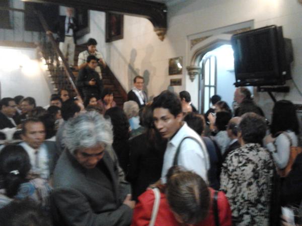 MelissaCoyoacan's tweet photo. “@f_editorial_uap: Brindis de honor http://t.co/3m4swRbgSO”al pie de la escalera #gran #amigo #jurista Dr #Chaname
