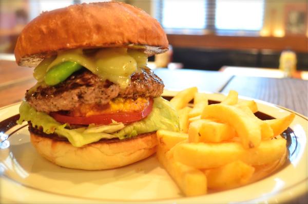 cafe_Hohokam's tweet photo. ☆news!!5月マンスリーバーガは『そら豆とかぼちゃのサラダのハンバーガー』です!!甘みのある旬のかぼちゃをペーストしたサラダに、ほくほくのそら豆をのせました。ハンバーガーなのにあっさり食べれる今の季節にぴったりのハンバーガーです♪ http://t.co/OfnhpwMR