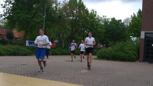 vevalandstede's tweet photo. Geld ophalen ten bate van team Saskia #kwf #alpedhuzes #vevalandstede 'Opgeven is geen optie!' http://t.co/6TuoLODB