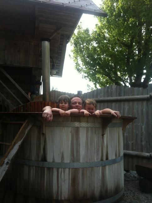 RusticoKlosters's tweet image. juchu... wir genießen unsere Ferien! bis bald aufgetankt im rustico Klosters :-) Anja, Jörg, Tabea &amp;amp; Suki