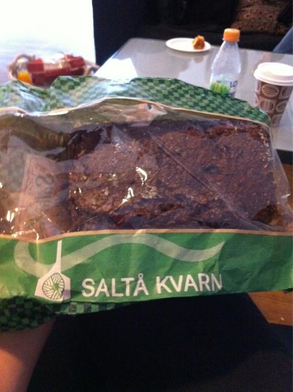 Lisa_C_Hall's tweet photo. Det är lite extra kul att gå på Berghs när man får #brödförmödan :) http://t.co/ZCb6DB9C