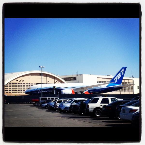 shulof's tweet photo. 787 getting prepped to pose for me. Thx to my 2 followers... http://t.co/tz92ipao