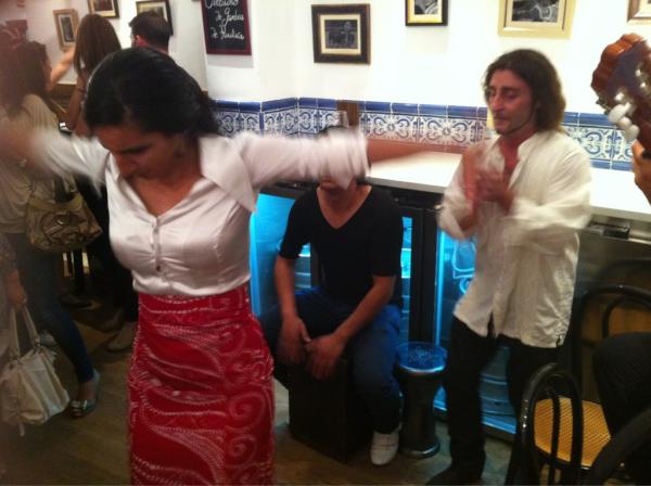 Sergio_Dminguez's tweet photo. De Inaguracion d la Taberna del Volapie en la calle Laurelcon @vsaenzj. Fino,gambitas,pescaito frito,flamenco... http://t.co/YTxLqOgn