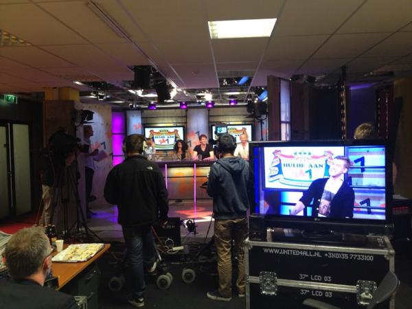 tonie's tweet photo. Straks weer effe kort te gast bij de collega's van BNN, live op ned3 #bnn247 #tv #studio #live #techtonie #biernn http://t.co/dkHkG57t