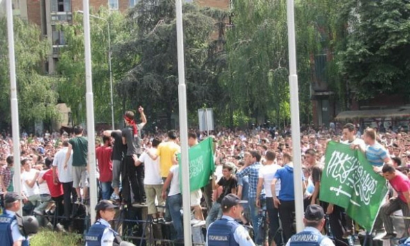 ivanarsovski's tweet photo. #Deutschland #Berlin #BBC #CNN #AP Shocking image! Once again Radical Islamist conquire the capital of #Macedonia! http://t.co/ovqWo7xM