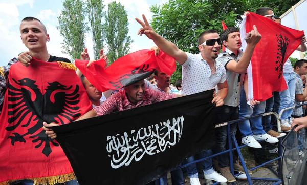 ivanarsovski's tweet photo. Shocking! Happily waving of the #Jihad #flag on the streets of Skopje! Say NO to #Radical #Islam! #spreadthetruth http://t.co/d42jnZZS