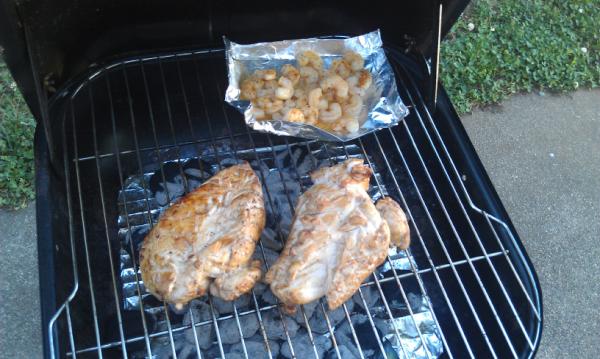 JonnyDevil23's tweet image. Grilling cajun shrimp and chicken. #ChefFlow for real. #23